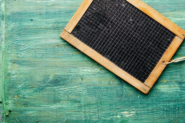 格子衬里黑板上的乡村木制表面