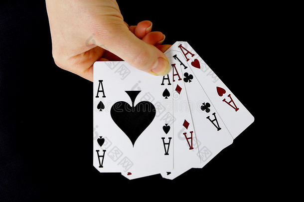 赌桌上的牌手拿着四张牌