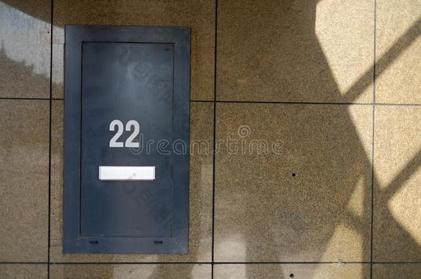 建筑物上的门牌号，上面写着22