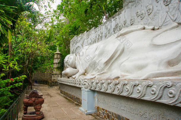 一座巨大的卧佛雕像。PagodaBelek.nhaTrang.越南。