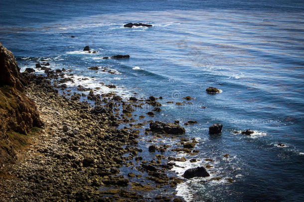 深蓝色的海洋海岸线和岩石海岸