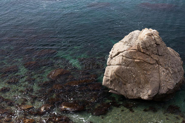 透明海水中的大石头