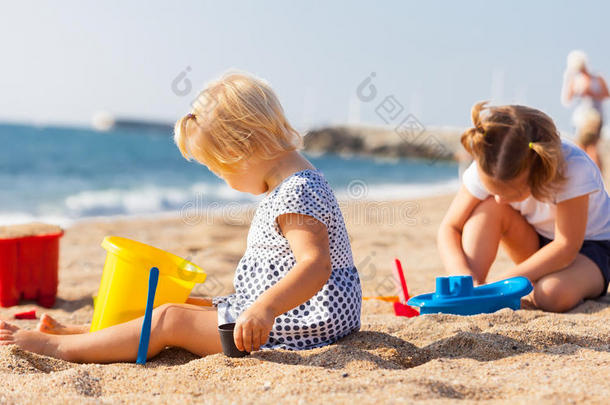 孩子们在<strong>海边玩耍</strong>