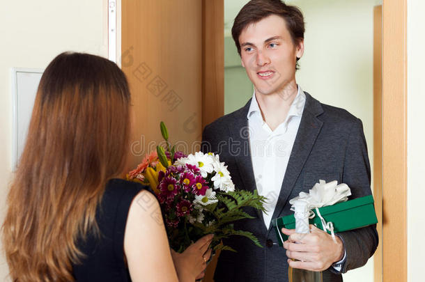 男人用花遇见他的年轻女人