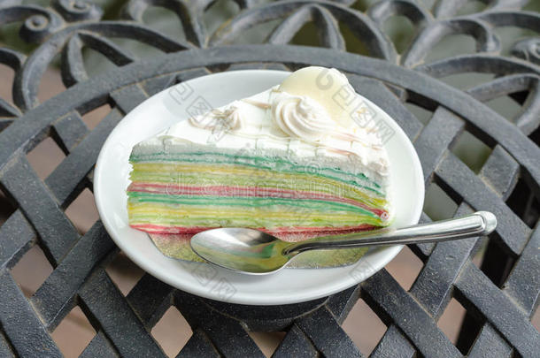 绉蛋糕彩虹和白色巧克力