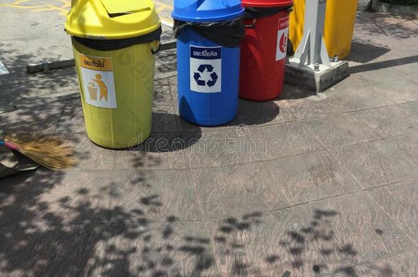 彩色垃圾桶的单独垃圾桶