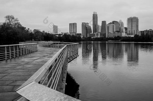 奥斯汀，<strong>德克萨斯</strong>州，美国抽象步行桥市中心天际线城镇湖