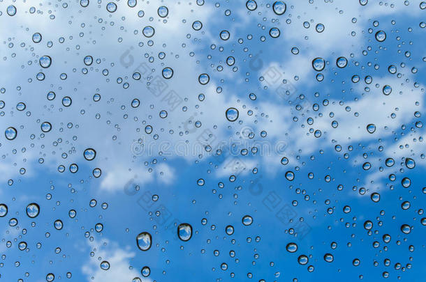 玻璃上的雨滴和蓝天背景/玻璃上的水滴