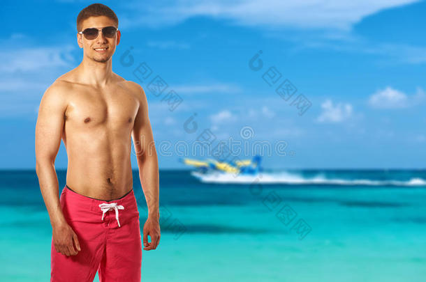 海滩上的男人