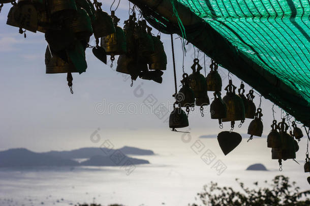 泰国大佛寺建筑群中的传统亚洲钟