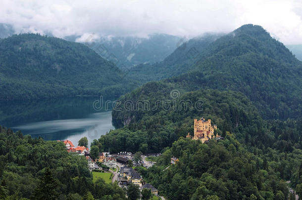巴伐利亚阿尔卑斯山景观、绿色森林和霍恩施旺古城堡
