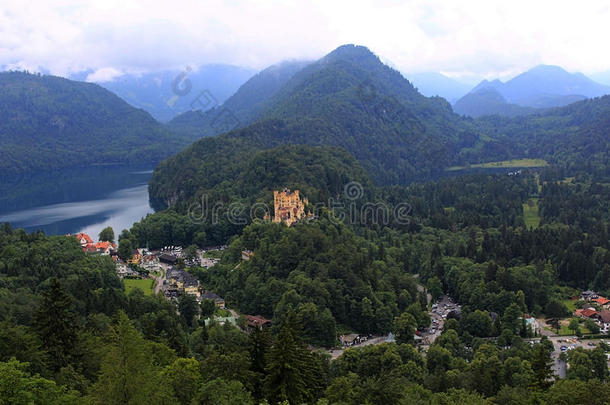 巴伐利亚阿尔卑斯山景观、绿色森林和霍<strong>恩施</strong>旺古城堡