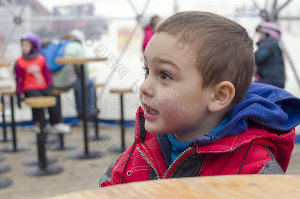 孩子在冬季度假胜地滑雪吧