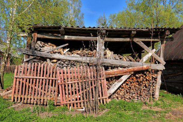 砍建设防火墙木柴薪材