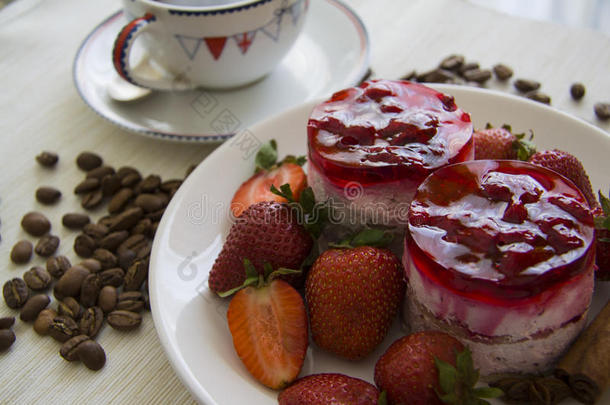 奶油草莓蛋糕和早咖啡