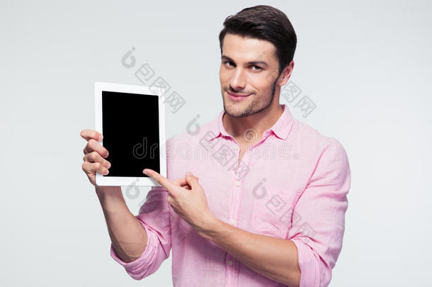 商家在平板电脑屏幕上指手画脚