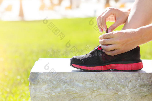 运动员女孩尝试跑鞋准备慢跑