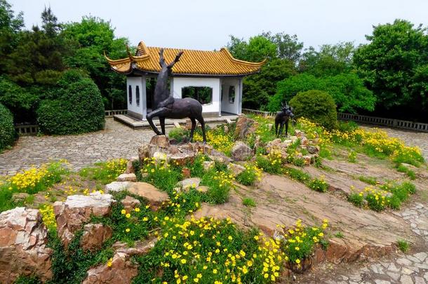 一座亭子，前面开着鲜花