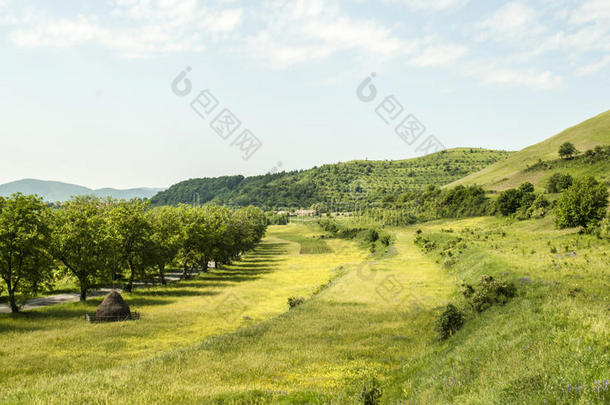 乡村边的景观有小山