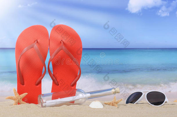 海滩场景与<strong>拖鞋凉</strong>鞋和瓶柱在夏季VA