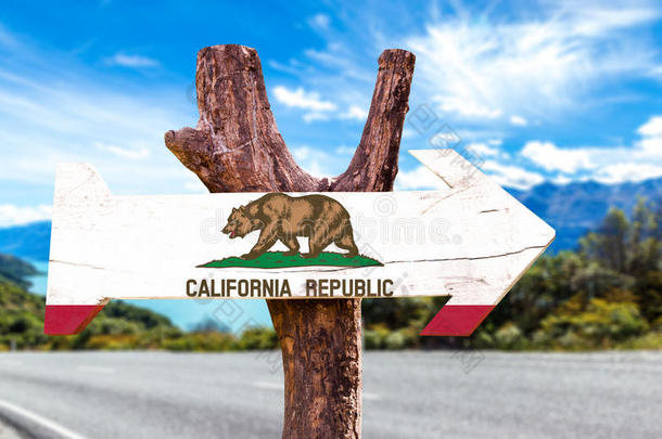 带有道路背景的加州木制标志