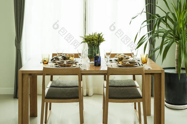 餐桌和椅子在现代家庭与优雅