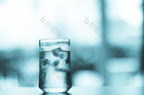 一杯冰立方体的清凉饮料