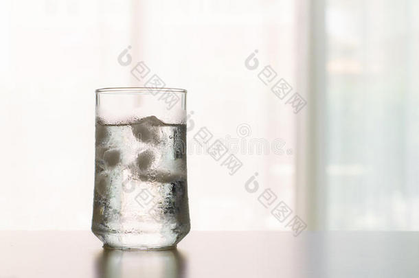 一杯冰立方体的清凉饮料