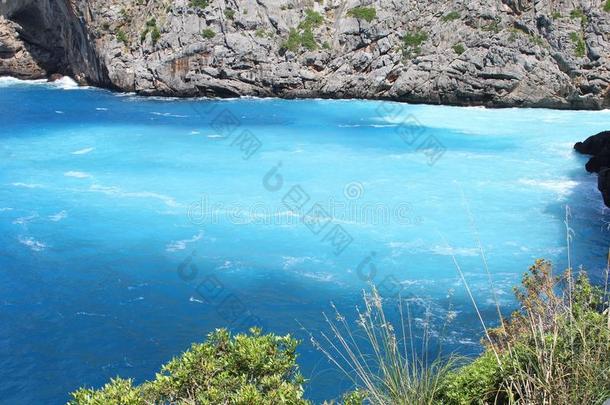 海中五颜六色的绿松石海湾，马略卡岛