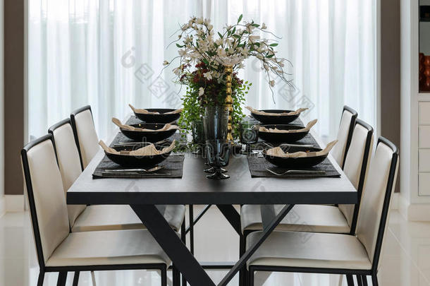 现代家庭的餐桌和舒适的椅子