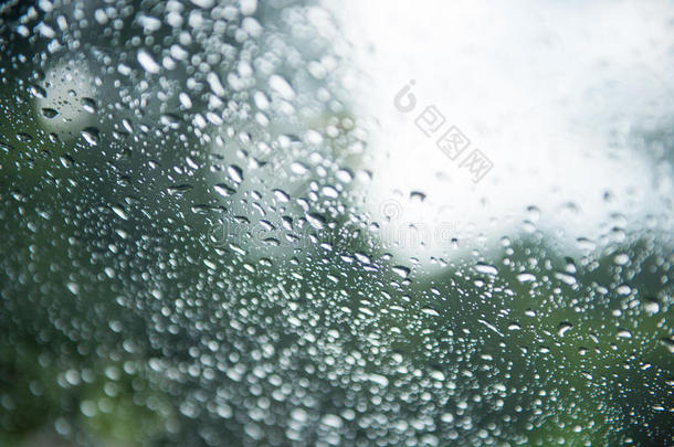 玻璃上雨水的水滴