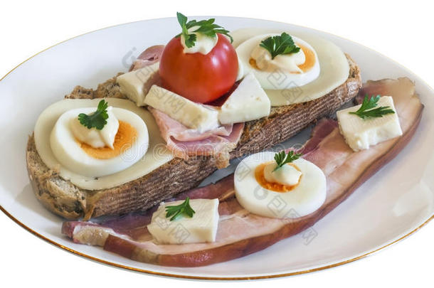 培根和鸡蛋三明治与樱桃番茄和额外的腹部培根碎肉在瓷盘分离在白色背景
