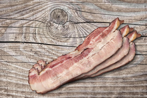 美味的美味的肉腹培根拉瑟斯设置在旧的打结木制桌子表面