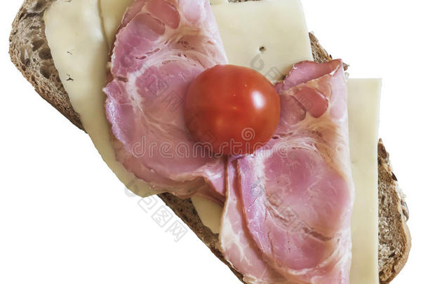 美味的猪肉甘莫火腿和伊达姆奶酪三明治与樱桃番茄分离在白色背景