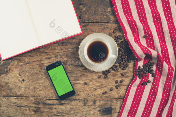 咖啡概念与杯子，一本书和智能手机