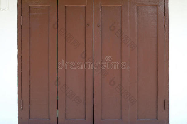 棕色木窗和白色混凝土墙