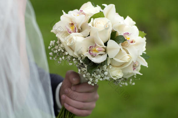 未婚夫拿着一束精致的花束