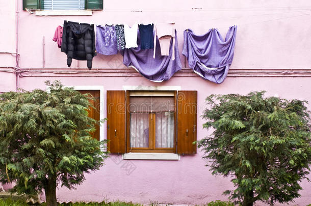 在博拉诺的彩色正面，在阳光下挂着洗衣