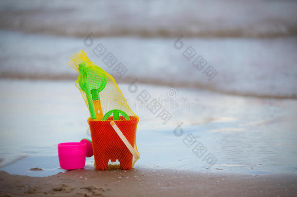 活动海滩明亮的水桶小孩