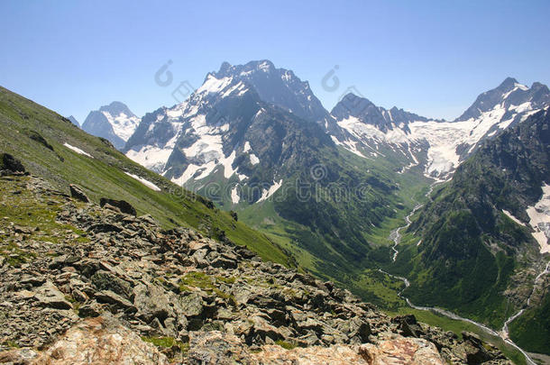 高加索山脉美丽的山谷和山峰，高加索山脉的主要山脊。