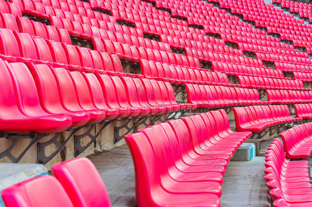 体育场台阶看台上的红色座位