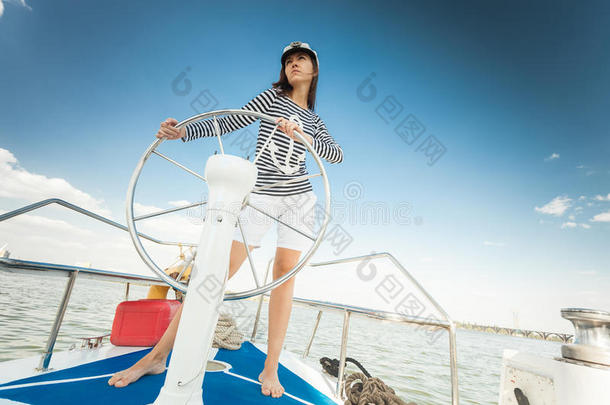 游艇的女孩<strong>掌舵</strong>