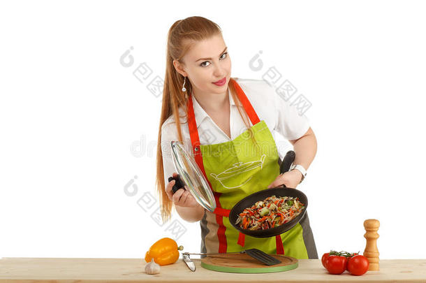 美丽的年轻女人在白色的背上隔离做饭