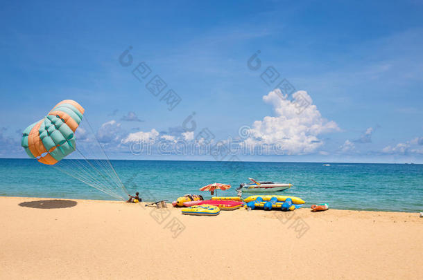 沙滩球，游泳圈，沙滩伞