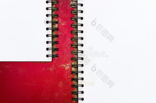 空白文具设置在红色背景上，用于演示和商务/书籍，空白纸