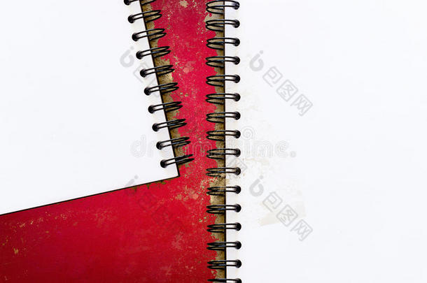 空白文具设置在红色背景上，用于演示和商务/书籍，空白纸