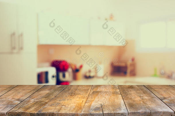 空<strong>桌板</strong>和散焦白色复古厨房背景