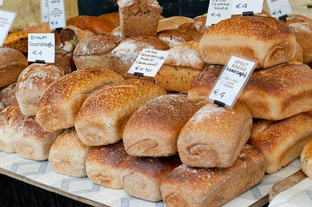 新鲜面包在当地农场市场出售