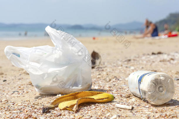 海滩上的垃圾，自然污染概念图片。