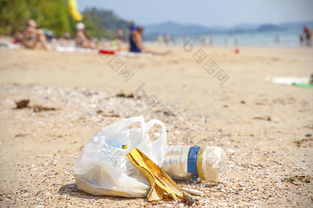 海滩上的垃圾，自然污染<strong>概念图片</strong>。